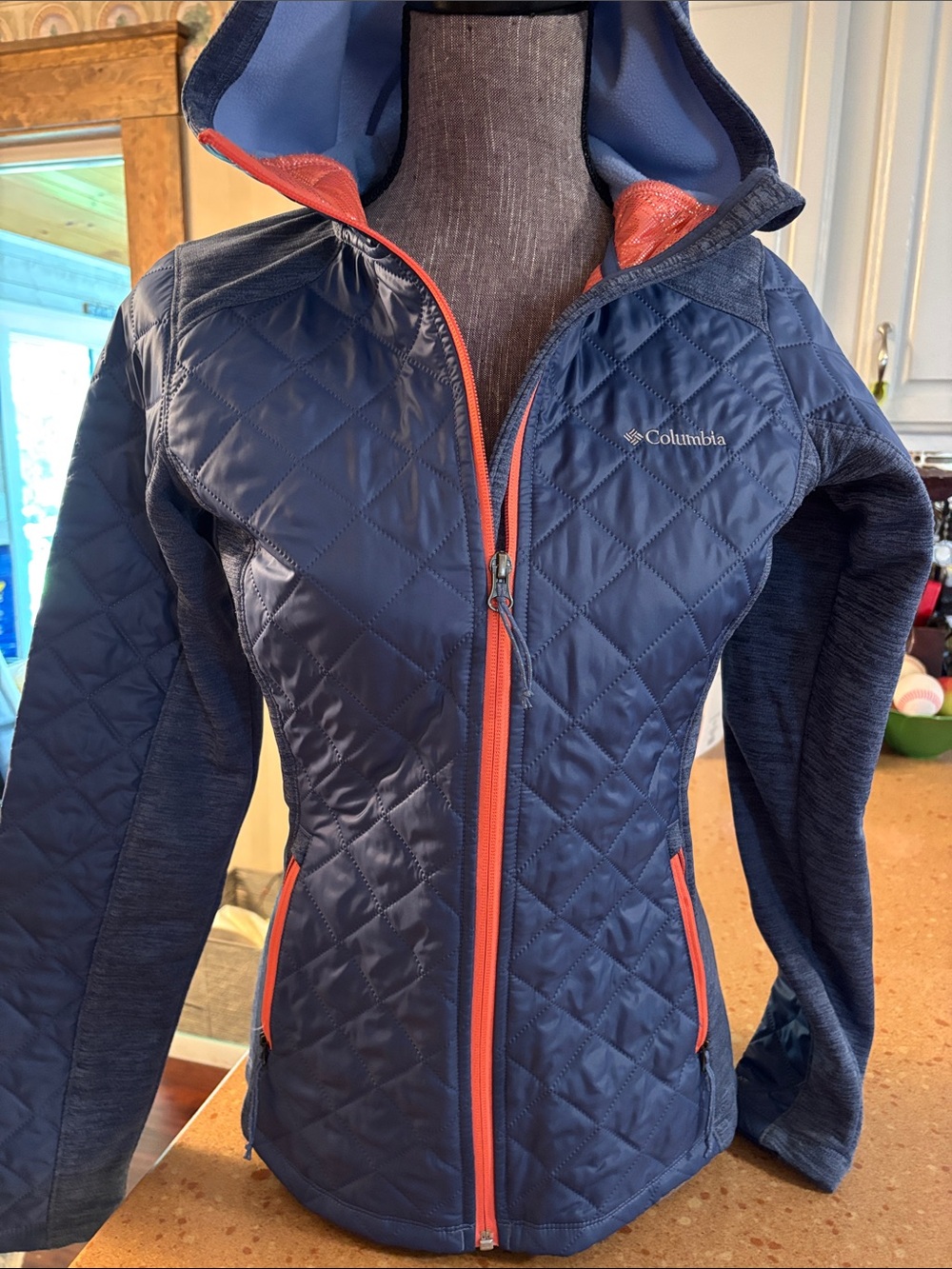 Light hooded jacket.Columbia Women's Navy Quilted Jacket with Coral Trim